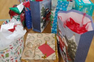 TOP Fulfills Christmas Wishes for 100 Local Children 